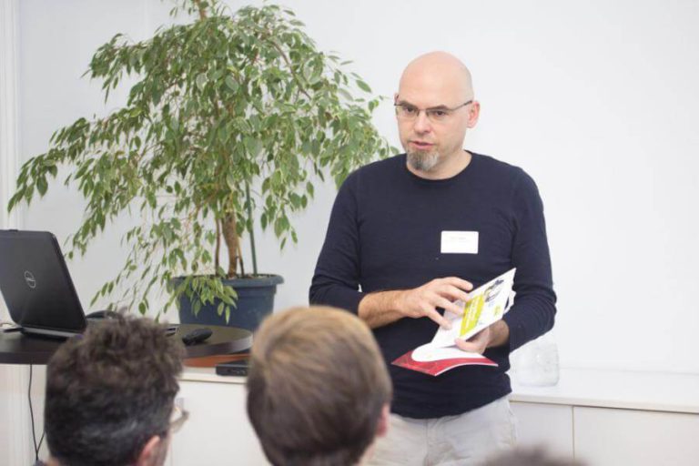 Alec Hager spricht während des BikeTalks über nachhaltige Mobilität und Radfahren.