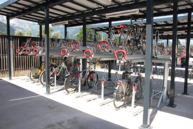Überdachte Parkmöglichkeiten für Fahrräder an der neuen P&R-Anlage in Golling.