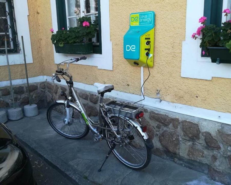 E-Bike an einer Ladestation in Salzburg, angeboten für kostenlose Nutzung.