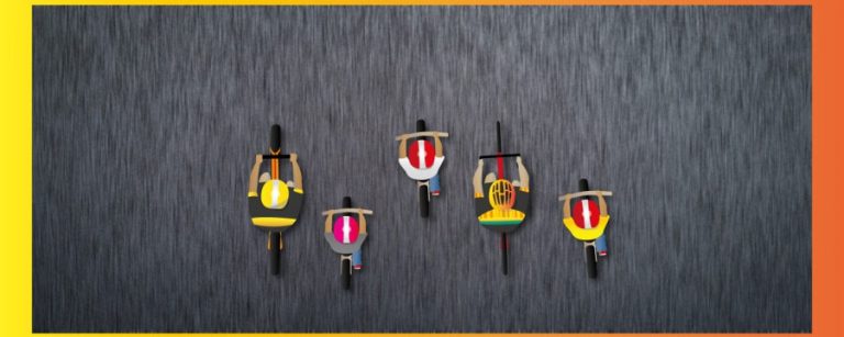 Sechs Fahrräder aus Vogelperspektive, verschiedene Designs auf asphaltierter Fahrbahn.