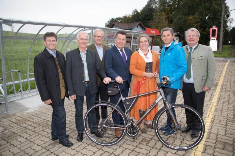 Eröffnung der neuen Radabstellanlagen mit Radfahren und Prominenten im Flachgau.