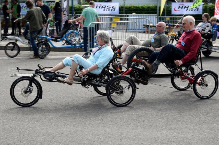 Fahrer testen Liegeräder auf der Spezialradmesse in Germersheim.