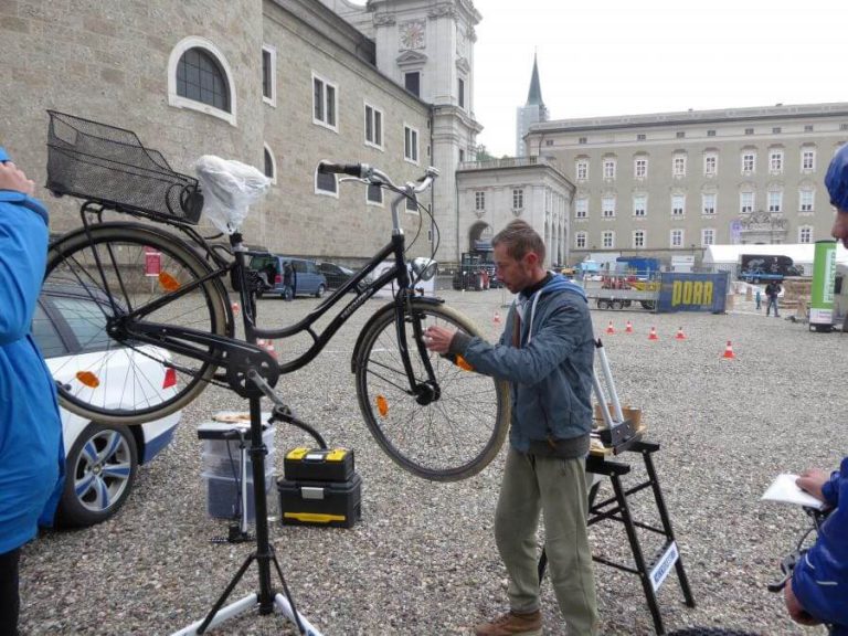 Fahrradwerkstatt in Salzburg: Wartung und Service eines Fahrrads im Freien.