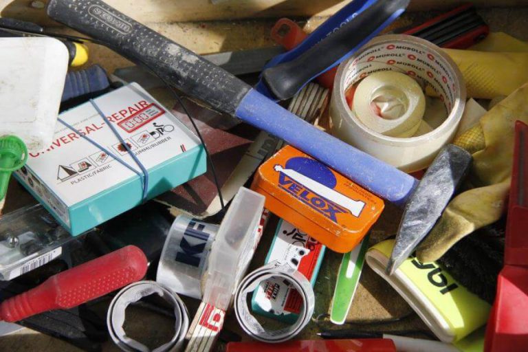 Werkzeuge und Materialien für Reparaturen im BikeCafé zur Förderung der nachhaltigen Mobilität.