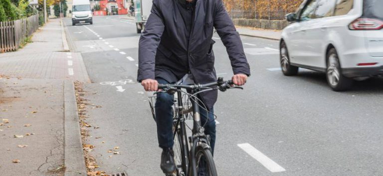 Radfahrer auf breitem Mehrzweckstreifen in der Neutorstraße, Salzburg.