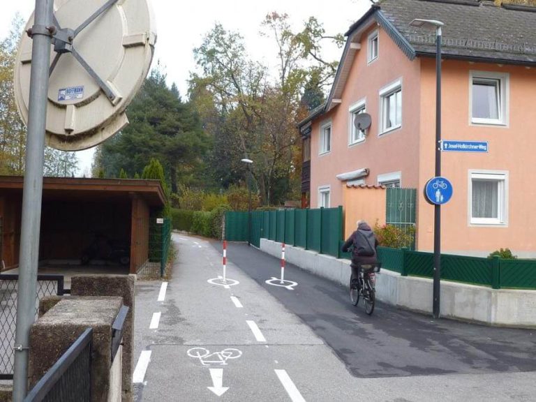 Breiter Radweg am Josef-Hofkirchner-Weg verbessert die Sicherheit für Radfahrer.