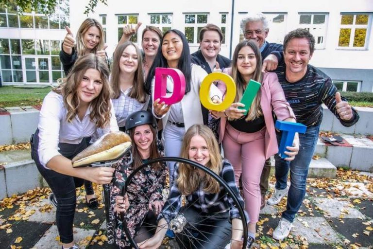 SchülerInnen der HAK Hallein präsentieren kreative Ideen für Fahrradmobilität.