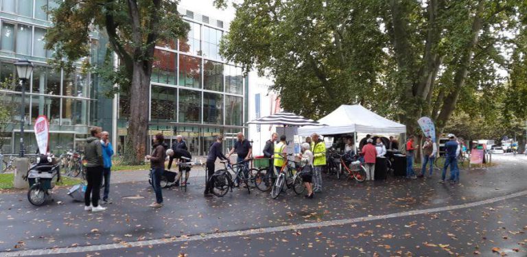 Menschen stehen an einem Stand und genießen das Event „Danke fürs Radeln“ in Salzburg.