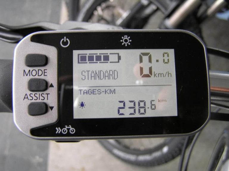 Display eines E-Bikes mit Geschwindigkeit und Kilometerstand auf dem Fahrradlenker.