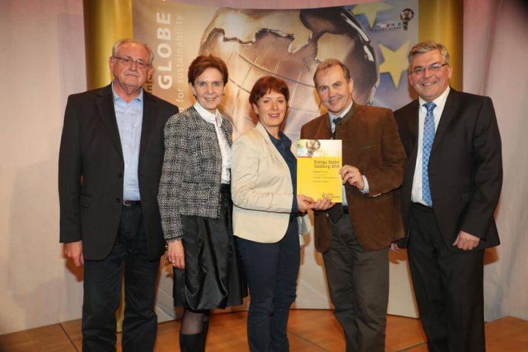 Personen halten die Nominierungsurkunde für den Energy Globe in Salzburg.