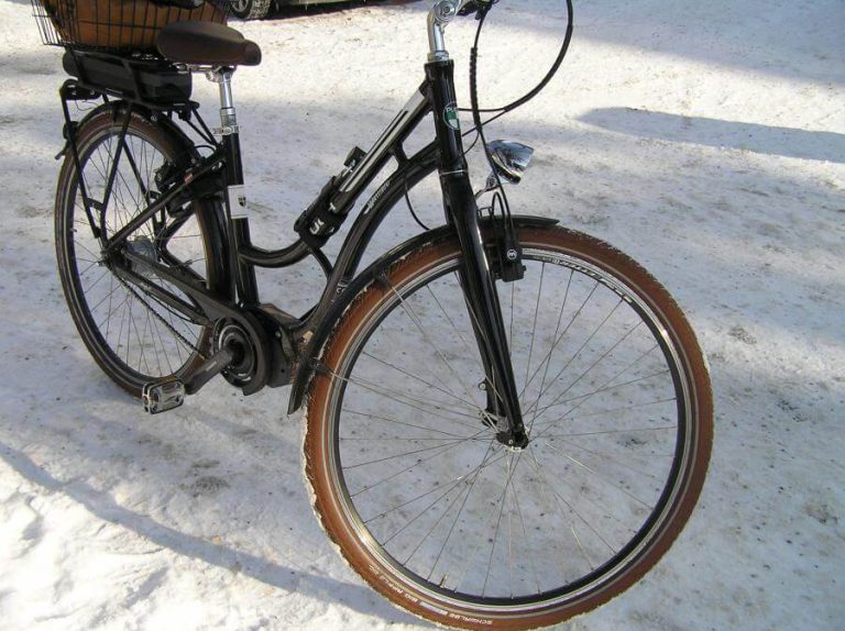 Elektrofahrrad auf schneebedecktem Boden, bereit für Winterfahrten in Salzburg.