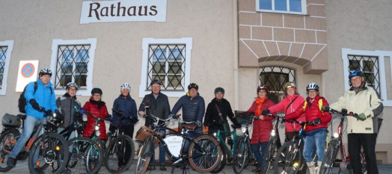 Radfahrende Gruppe vor dem Rathaus in Bischofshofen bei der FahrRad Beratung.