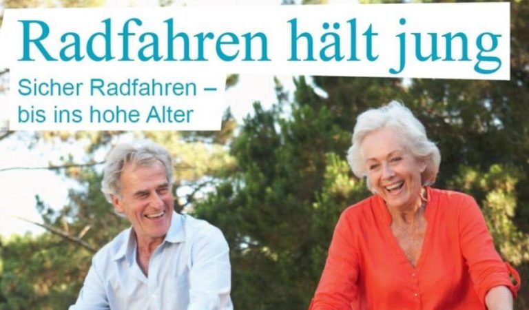 Senioren beim Radfahren in der Natur, lächelnd und aktiv, betonen Lebensfreude im Alter.