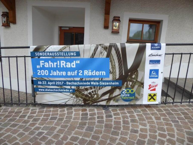 Banner der Sonderausstellung „Fahr!Rad“ in der Bachschmiede Wals-Siezenheim.