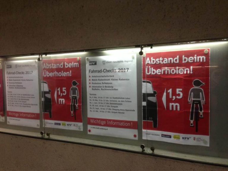 Plakate zum Fahrrad-Check 2017 in Salzburg mit Abstandshinweis und Terminen.