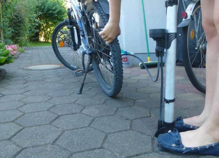 Reifen eines Fahrrads wird mit einer Pumpe aufgerüstet, um frühlingsfit zu sein.