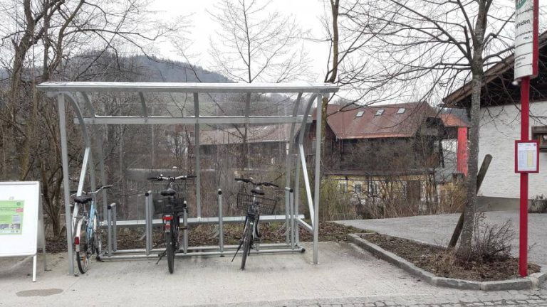 Moderne Bike & Ride Abstellplätze mit Fahrrädern in Salzburg. Fördert nachhaltige Mobilität.