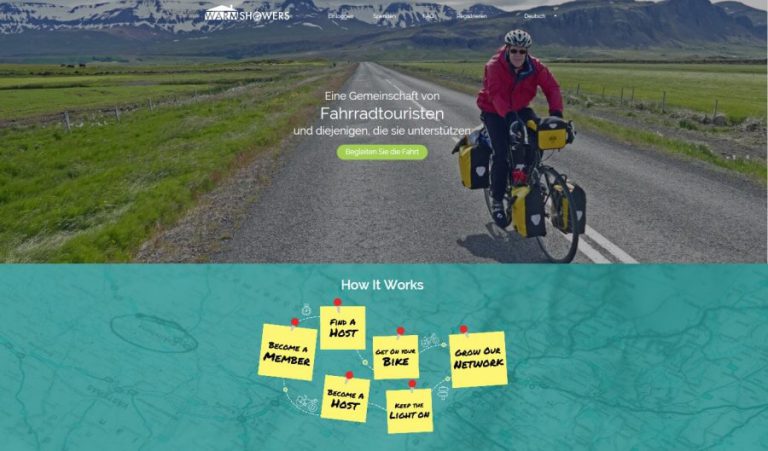 Radreisende mit Gepäck auf einer Landstraße, umgeben von grüner Landschaft und Bergen.