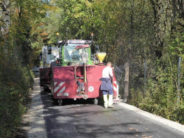 Sanierung des Geh- und Radwegs bei Großgmain, sichtbar sind Maschinen und Arbeiter.