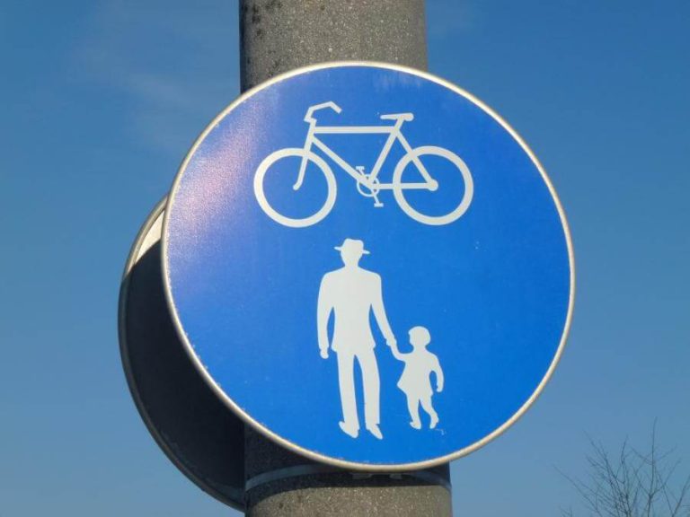 Verkehrszeichen für Geh- und Radweg mit Symbolen für Fußgänger und Radfahrer.