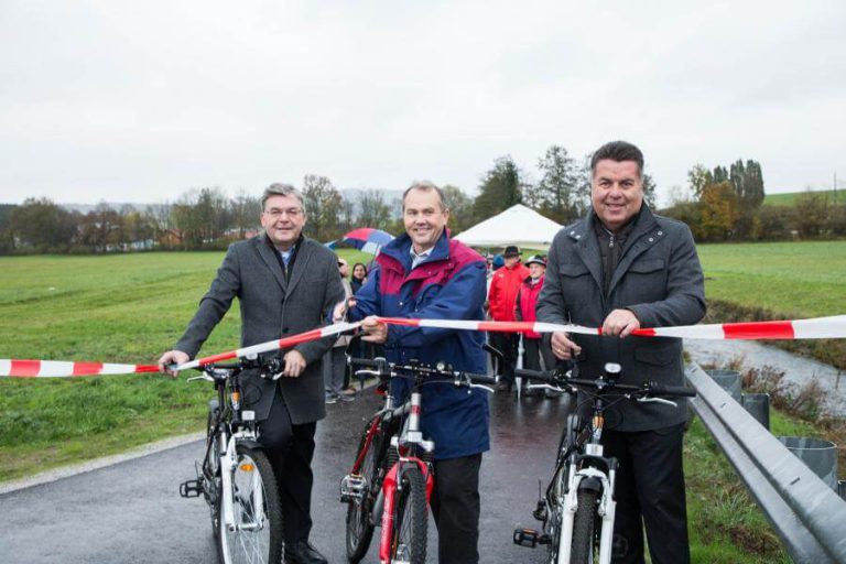 Eröffnung des Geh- und Radwegs entlang des Eisbaches in Köstendorf Weng.