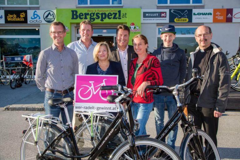 Gruppenfoto bei der Preisverleihung der Aktion „wer-radelt-gewinnt“ in Salzburg.