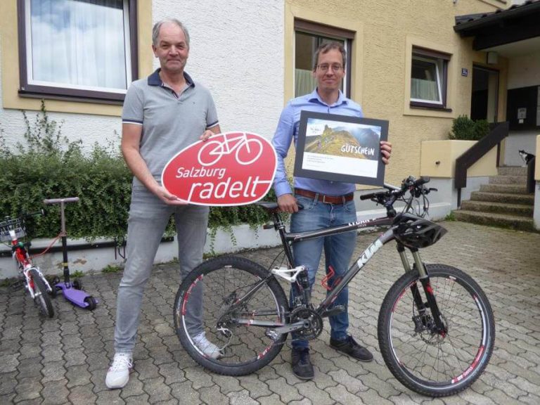 Glücklicher Gewinner Daniel Süßmeir mit Gutschein und Bike bei „Salzburg radelt“.