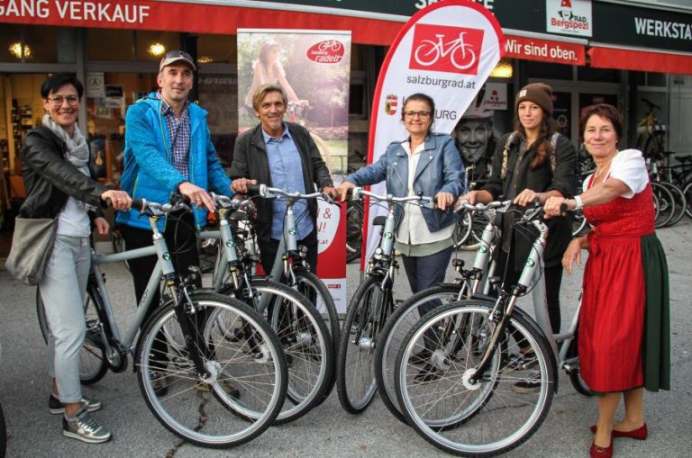Hauptpreisübergabe der Aktion "Salzburg radelt" mit sechs Gewinnern und Fahrrädern.