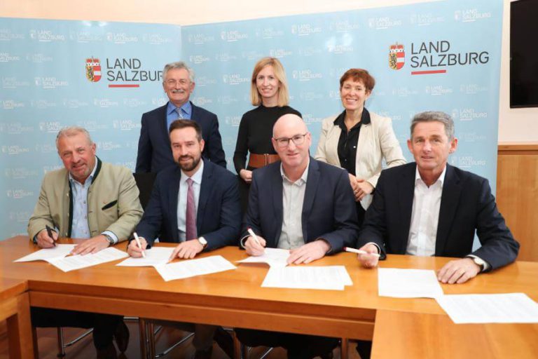Unterzeichnung des Vertrags für Geh- und Radbrücken über Saalach und Salzach in Salzburg.