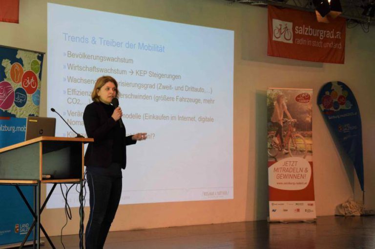 Referentin präsentiert Trends der Mobilität beim Radvernetzungstreffen in Salzburg.
