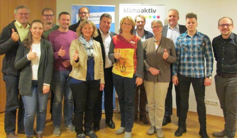 Gruppenshot der ausgebildeten kommunalen MobilitätsberaterInnen mit Daumen hoch.