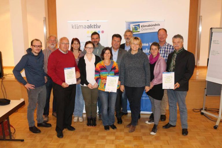 Frischgebackene MobilitätsberaterInnen mit Urkunden in Seekirchen a.W.