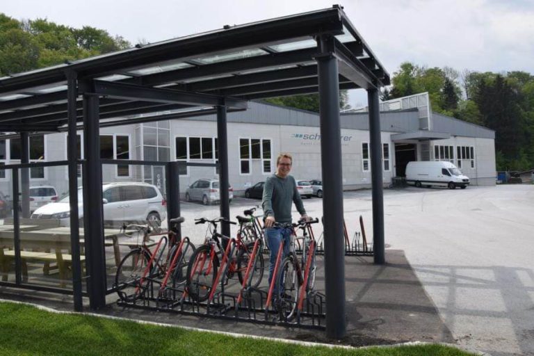 Überdachte Radständer bei einem Betrieb in Salzburg, fördert nachhaltige Mobilität.