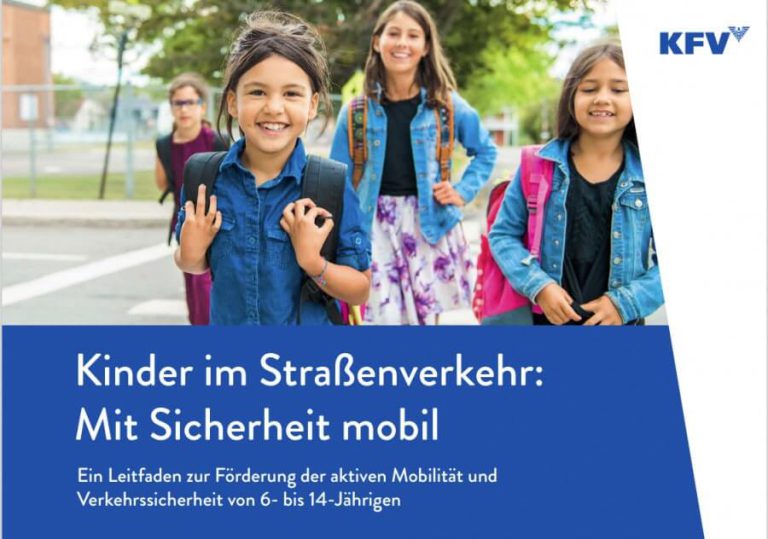 Kinder mit Rucksäcken zu Fuß auf dem Weg zur Schule, Förderung der Verkehrssicherheit im Fokus.