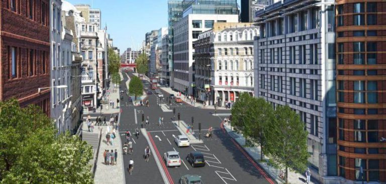 Moderne städtische Straße in London mit Radfahrern, Fußgängern und Fahrzeugen.