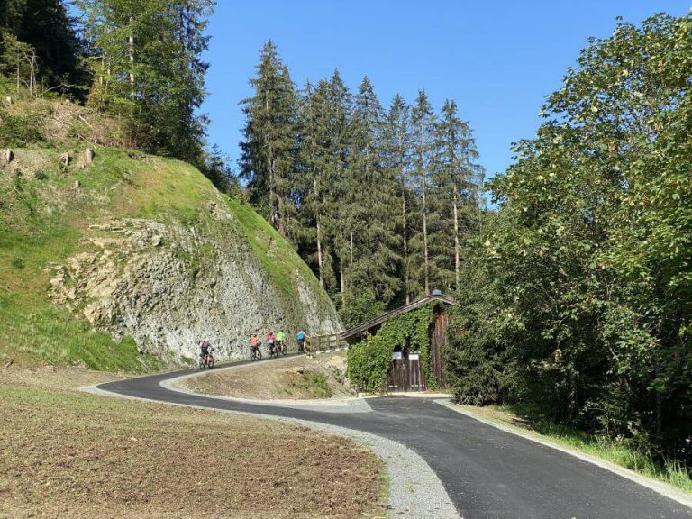 Radfahrer auf der neu gestalteten Glemmtal-Radroute im Salzburger Land.