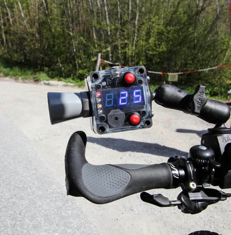 Digitales Display an einem Fahrradlenker zeigt Geschwindigkeit von 29 km/h.