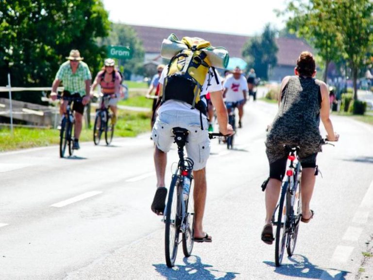 Radfahrende genießen den motorfreien Familientag am Obertrumer See in der Natur.