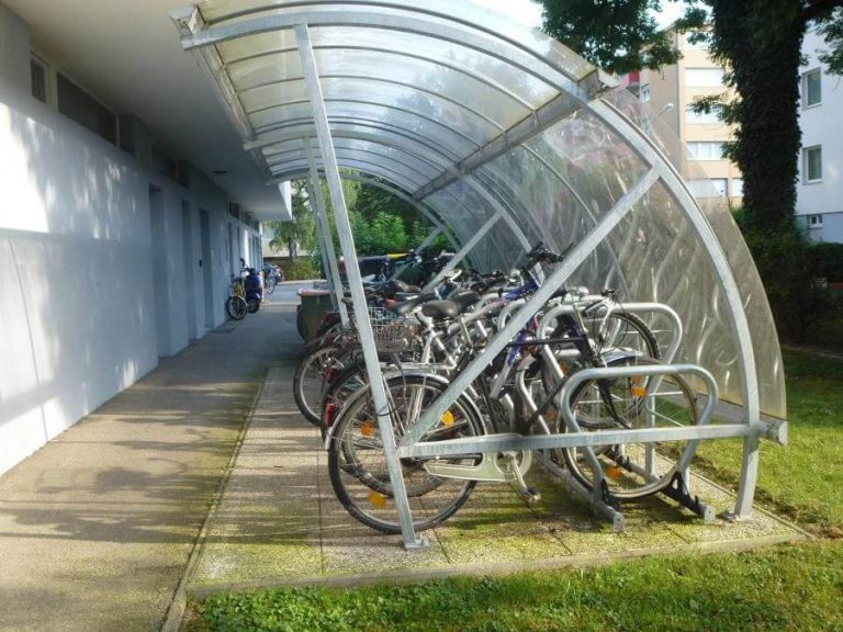 Überdachte Fahrradabstellanlage in Salzburg, förderfähig durch Anschlussförderung.