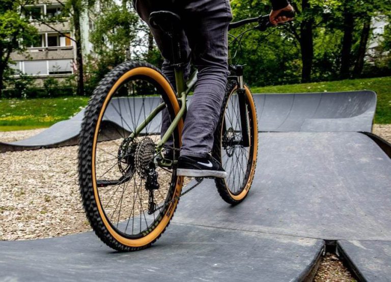Fahrer auf Fahrrad im Pumptrack von Itzling, umgeben von Wellen und Kurven.