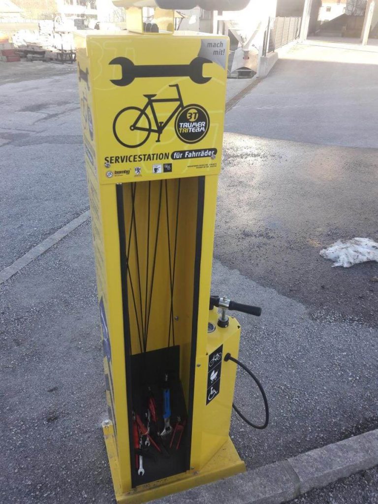 Radservicestation in Obertrum mit Werkzeugen für die Fahrradwartung am Radweg.