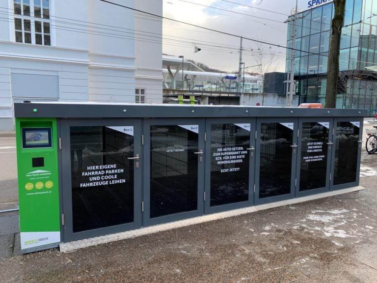 Radboxen am Bahnhof Salzburg für das sichere Parken von E-Fahrrädern.