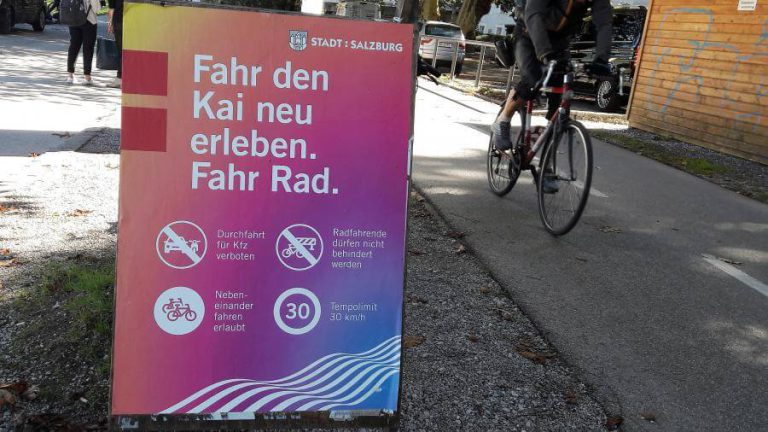 Plakat zu neuen Fahrradstraßen in Salzburg mit Regelungen für Radfahrende.