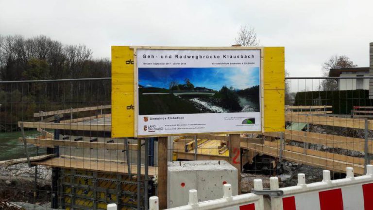 Baustelle der Geh- und Radwegbrücke über den Klausbach in Elsbethen.