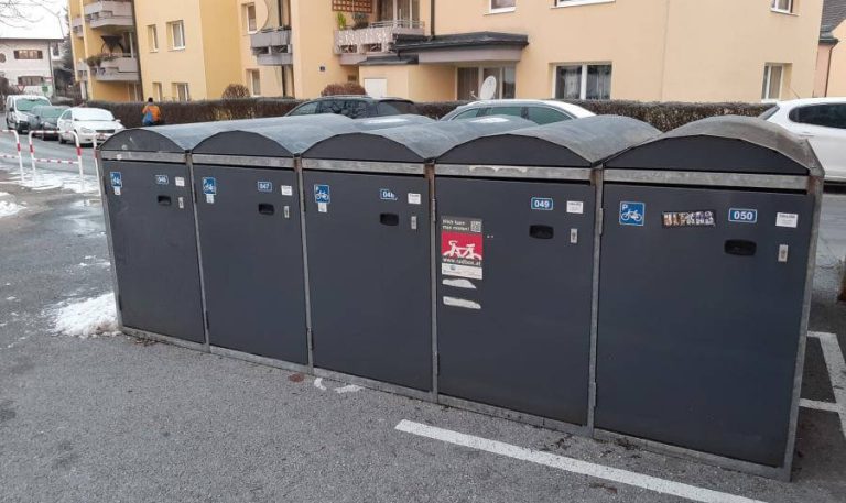 Fünf neue Radboxen zur Aufbewahrung von Fahrrädern an einer Haltestelle in Salzburg.