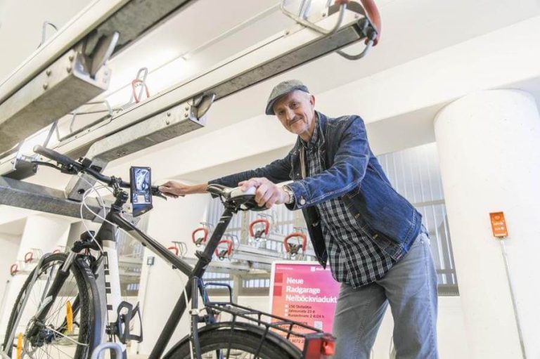 Radgarage Nelböckviadukt mit Fahrrad und Nutzer, zusätzliche Parkplätze in Salzburg.