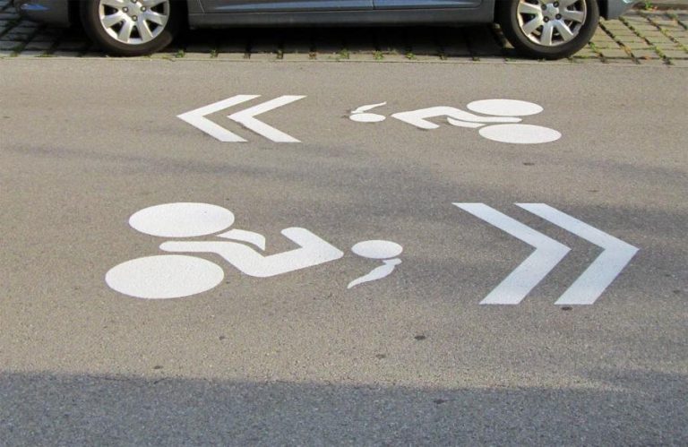 Fahrradpiktogramme auf der Straße zeigen die Richtungsführung für Radfahrer.