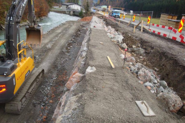 Neuer Radweg in Bau an der Glemmtal Straße, mit Bagger und Baustellenmaterial im Hintergrund.