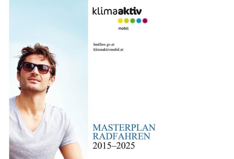 Mann mit Sonnenbrille präsentiert den Masterplan Radfahren 2015-2025 für nachhaltige Mobilität.