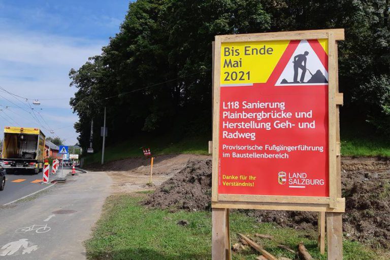 Baustelle für die Sanierung der Plainbrücke und neuen Geh- und Radweg in Salzburg.